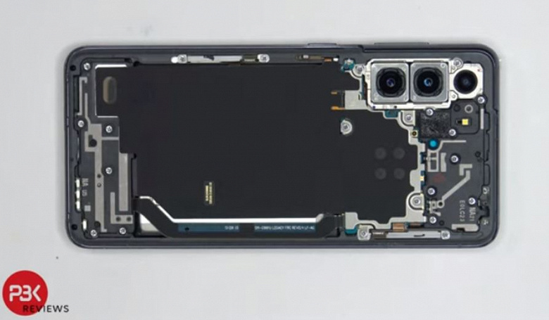 Большое преимущество Samsung Galaxy S21 – его легко починить. Первая разборка смартфона